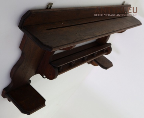 rustykalna półka na ścianę w kuchni