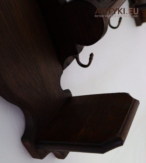 antyczna półka ścienna z haczykami