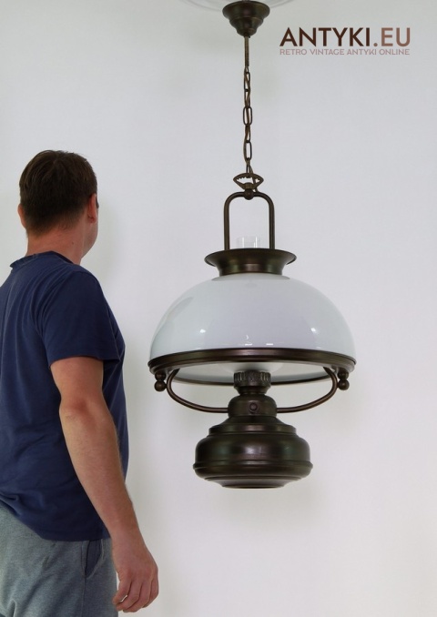 retro lampa sufitowa wisząca z mlecznym kloszem