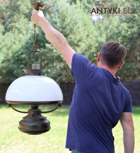 ozdobna lampa wisząca dwupunktowa z mosiądzu w stylu PRL