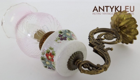 kinkiet z ceramiką i florystycznym kloszem