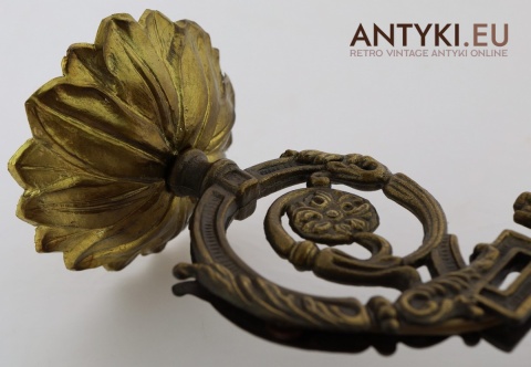 antyczny kinkiet z patynowanym ramieniem