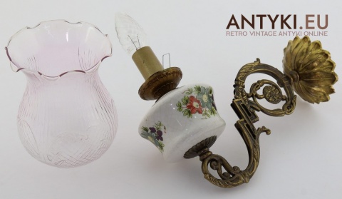 retro kinkiet z różowym kloszem