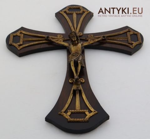 mosiężna figura jezusa na drewnianym krzyżu