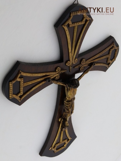drewniany krzyż z mosiężnymi zdobieniami