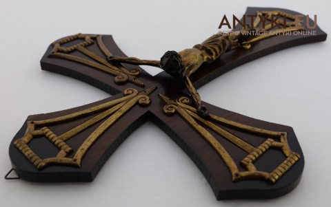 mosiężny chrystus na drewnianym tle