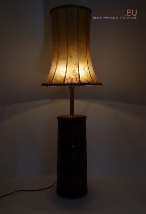 Duża lampa podłogowa z drewnianą maselnicą