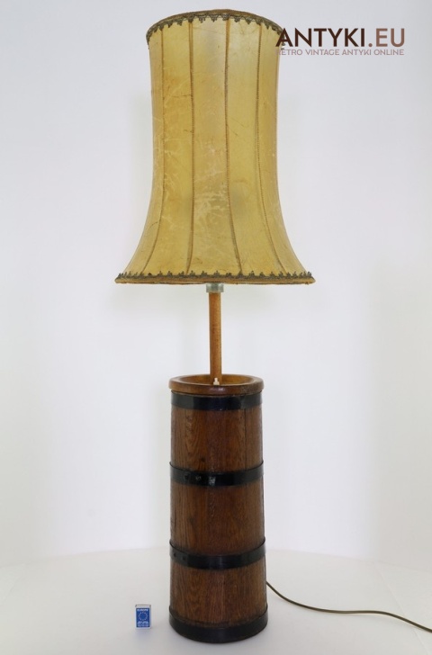 Lampa podłogowa z maselnicy – oświetlenie wiejskie