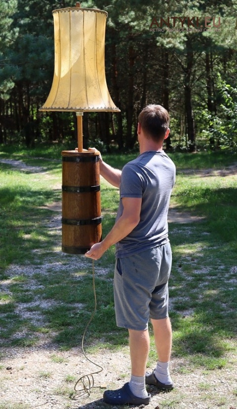 Stara lampa podłogowa z prawdziwej maselnicy