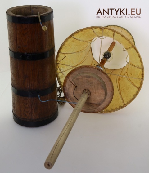 dekoracyjna lampa podłogowa do wiejskiej chaty