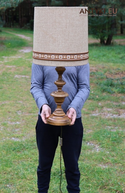 duża drewniana lampa vintage z abażurem