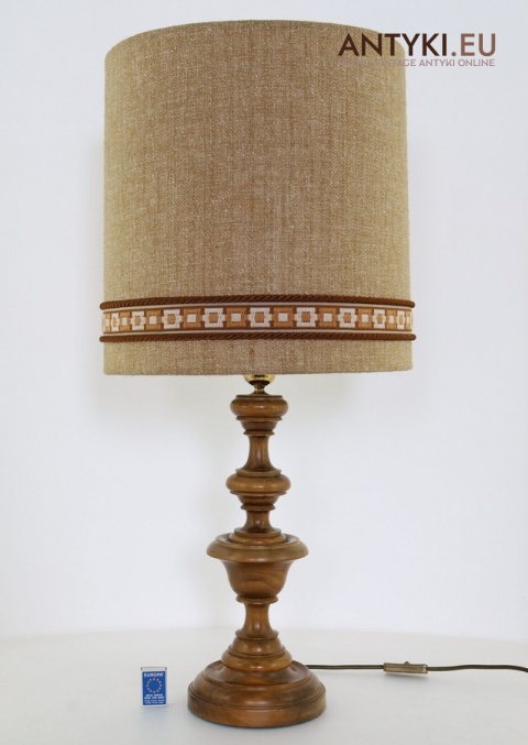 duża klasyczna lampa z abażurem beżowym