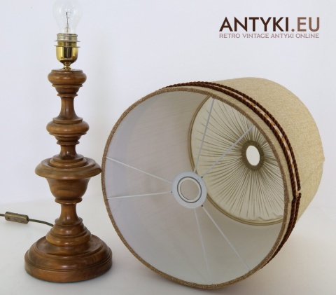 stara lampa gabinetowa z drewnianą podstawą