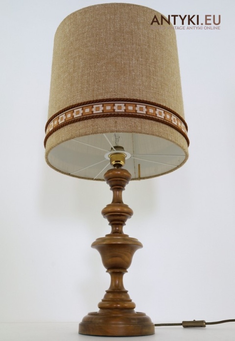 wysoka klasyczna lampa z abażurem beżowym