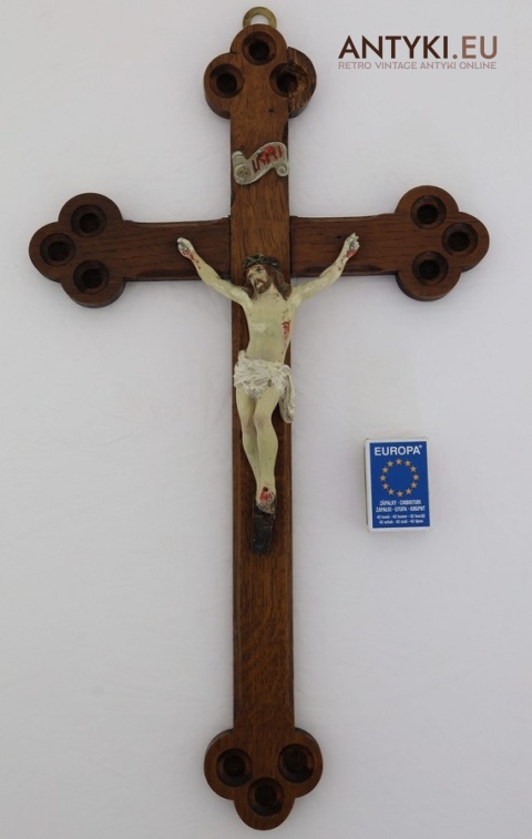 antyczny krzyż drewniany z jezusem chrystusem