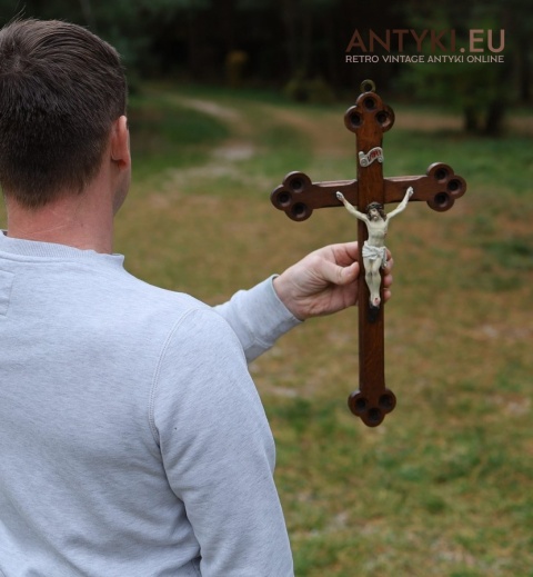 neogotycki krucyfiks z epoki