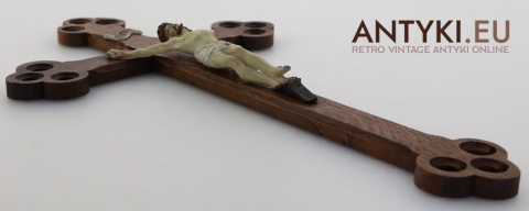 zabytkowy krzyż neogotycki ścienny