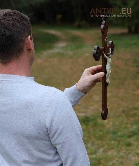 retro krzyż drewniany z figurą chrystusa