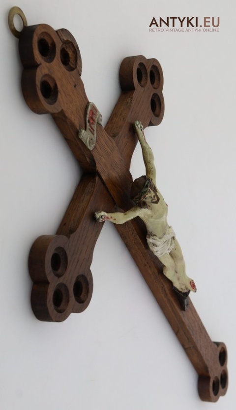 drewniany krzyż do modlitwy i refleksji