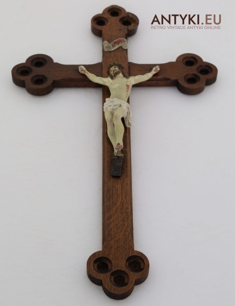 historyczny krzyż sakralny z figurą