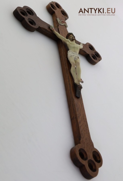 dekoracyjny krucyfiks do wnętrz klasycznych