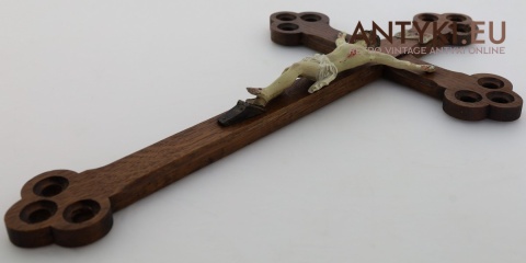 krzyż chrześcijański z rzeźbą chrystusa