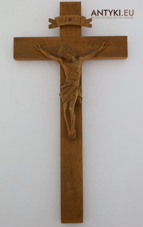 jasny krzyż drewniany z jezusem chrystusem