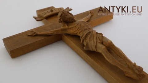 antyczny krucyfiks ręcznie rzeźbiony z drewna