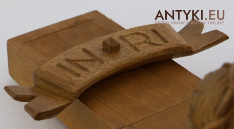 zabytkowy krzyż z epoki z napisem inri