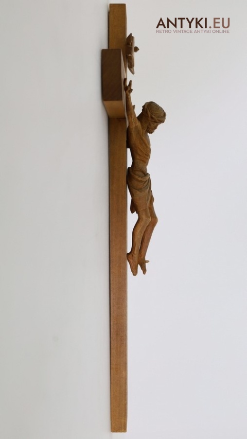 ręcznie rzeźbiony krzyż antyczny