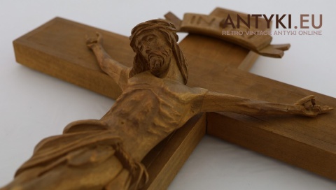 jasne drewno krzyż z figurą chrystusa