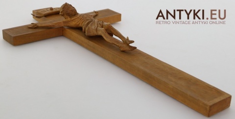 krzyż z napisem inri rzeźbiony