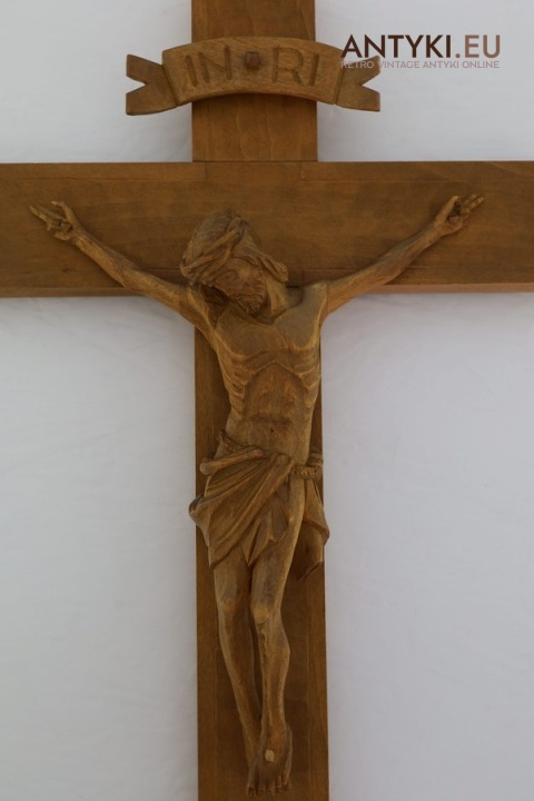 rzeźba chrystusa na drewnianym krzyżu
