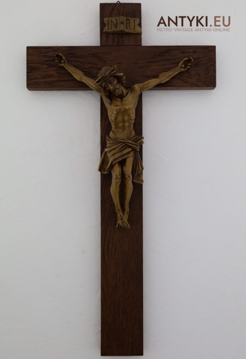 antyczny krzyż drewniany z jezusem chrystusem