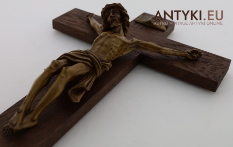 rzeźbiona figura chrystusa na krzyżu z epoki