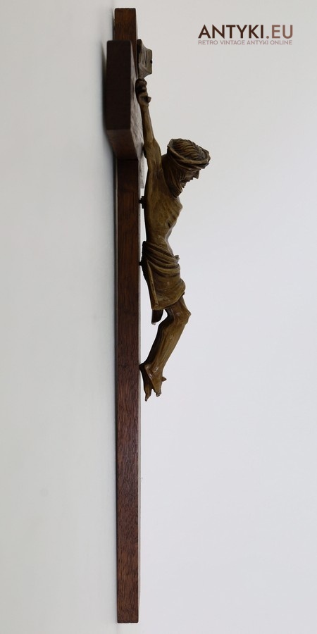 retro krzyż z napisem inri na ścianę