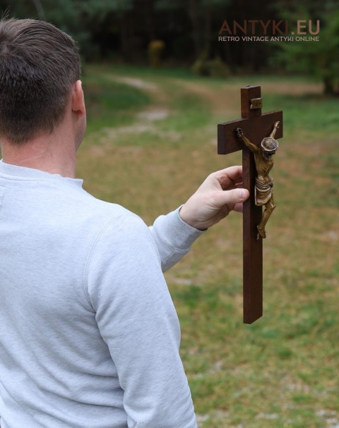 stary krzyż z figurką jezusa z drewna