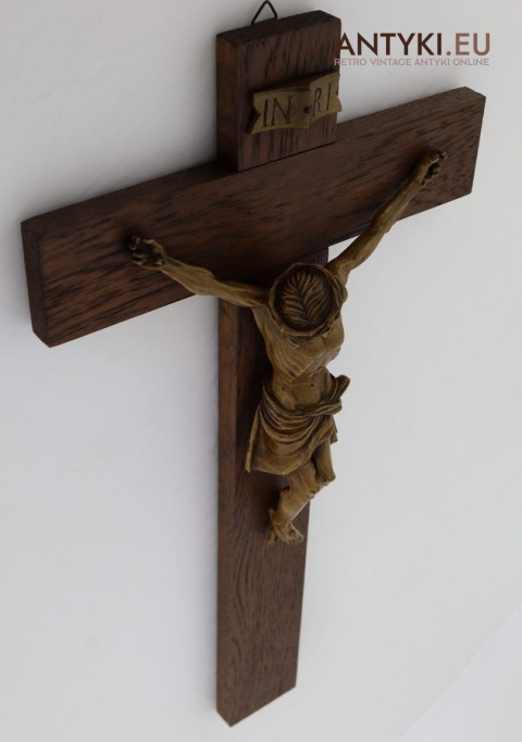 drewniana rzeźba chrystusa na krzyżu