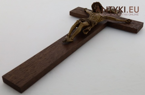 artystyczny krzyż z drewna z chrystusem