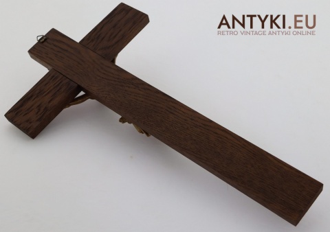 rzeźbiony krzyż religijny z drewna