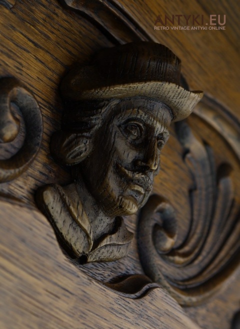 rzeźbiona twarz w drewnie kapelusz