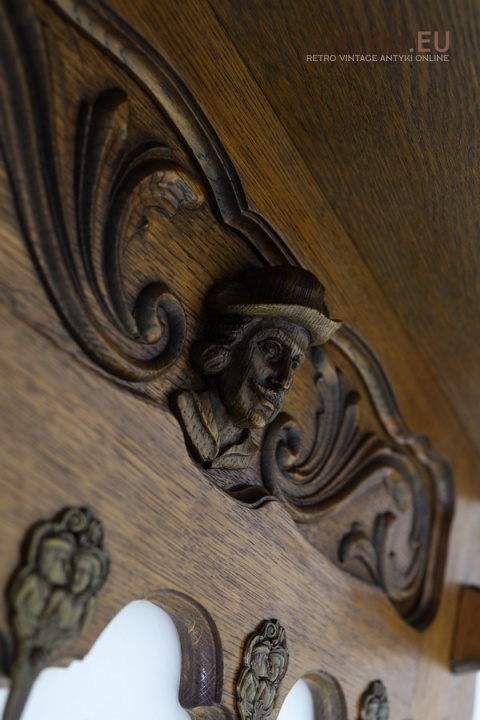 wieszak dekoracyjny z twarzą mężczyzny