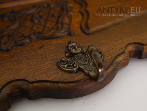 drewniany wieszak z ozdobnym gzymsem