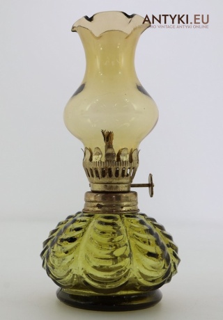 Miniaturowa lampka naftowa z żółtego szkła – styl retro vintage