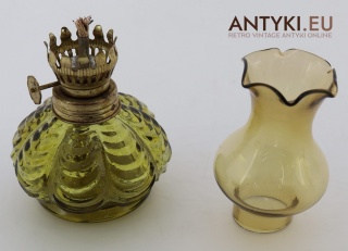 Miniaturowa lampka naftowa z żółtego szkła – styl retro vintage