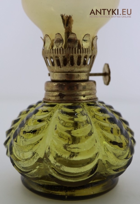 lampka naftowa z żółtego szkła