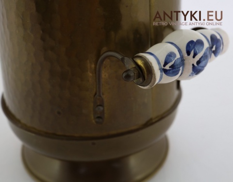 antyczne naczynie z mosiądzu młotkowanego