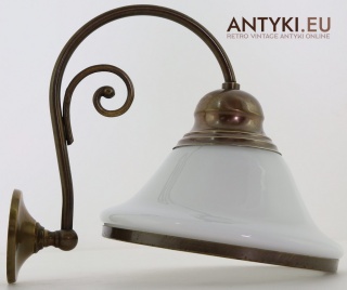 Mosiężny kinkiet vintage z mlecznym kloszem – oświetlenie retro z dawnych lat