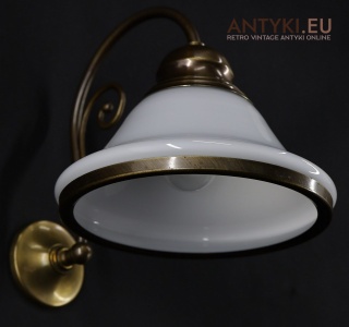 Mosiężny kinkiet vintage z mlecznym kloszem – oświetlenie retro z dawnych lat