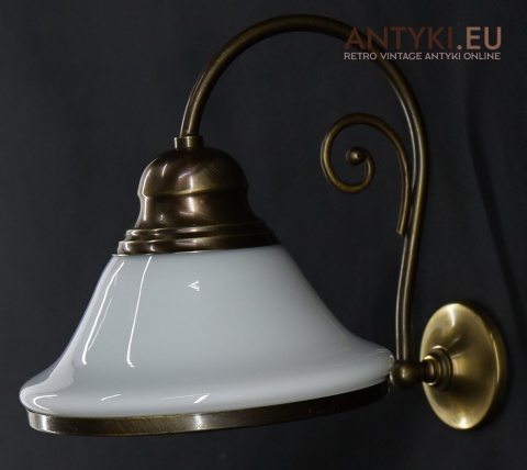 klasyczny kinkiet z mlecznym szkłem